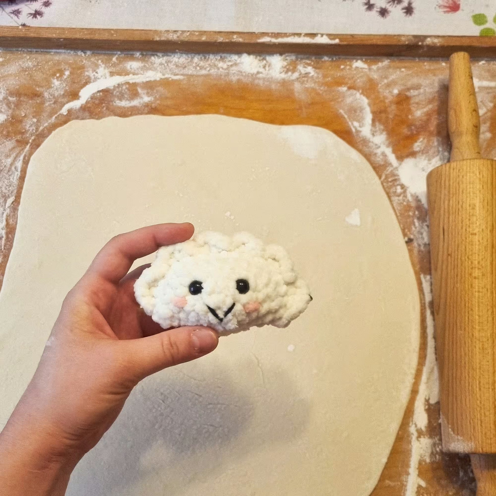 Pluszowy Pierożek Na Tle Ciasta