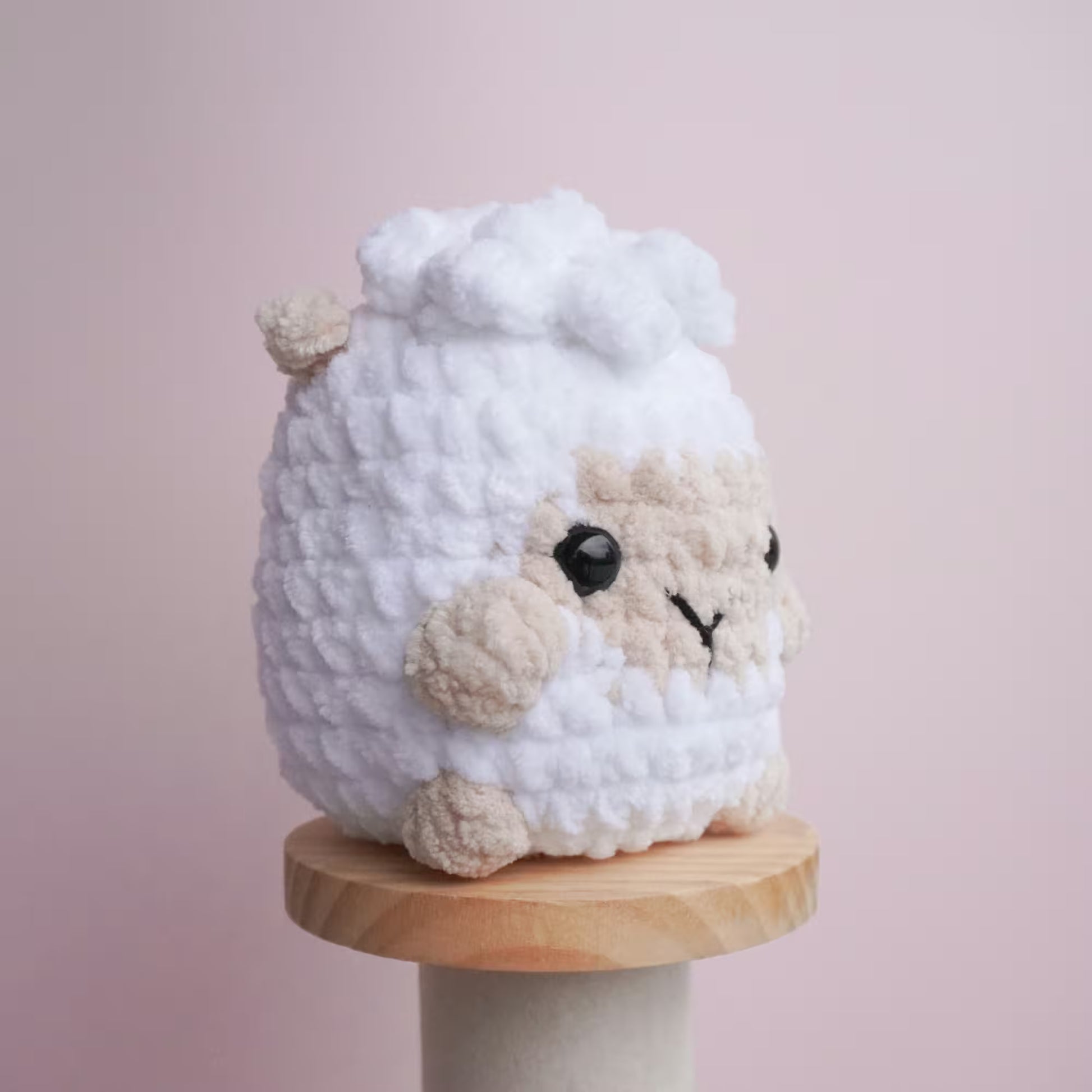 pluszowa owieczka wykonana na szydelku tulinka creations