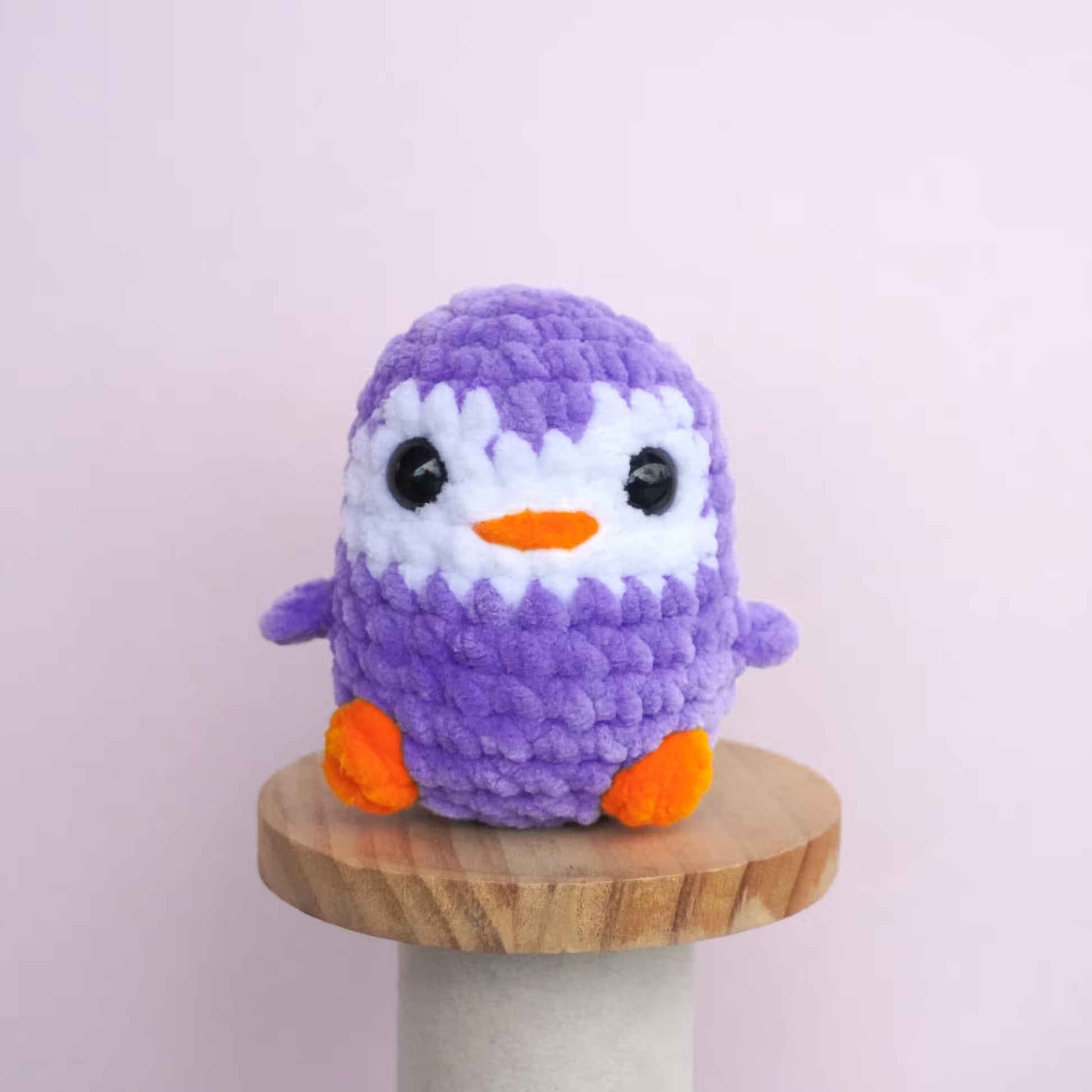 fioletowy szydelkowy pingwin tulinka creations